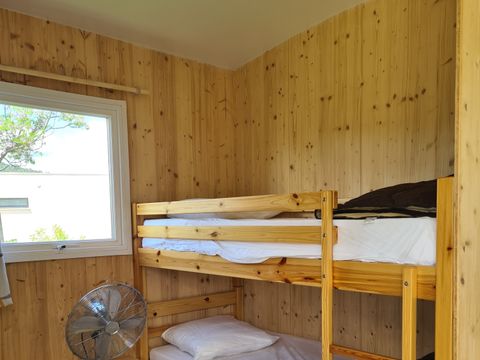 Tente en toile et en bois 5 personnes - Cahute des randonneurs 18m² - 2 chambres - sans sanitaire 5 pers