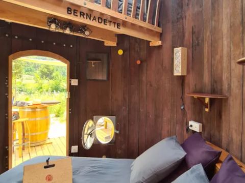 HÉBERGEMENT INSOLITE 4 personnes - Foudreaterre 1 chambre (Petit déjeuner, lit/ménage fait, panier apéro) + SPA 2/4 pers