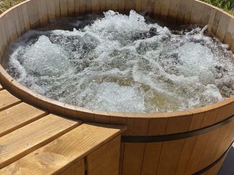 HÉBERGEMENT INSOLITE 4 personnes - Foudreaterre 1 chambre (Petit déjeuner, lit/ménage fait, panier apéro) + SPA 2/4 pers