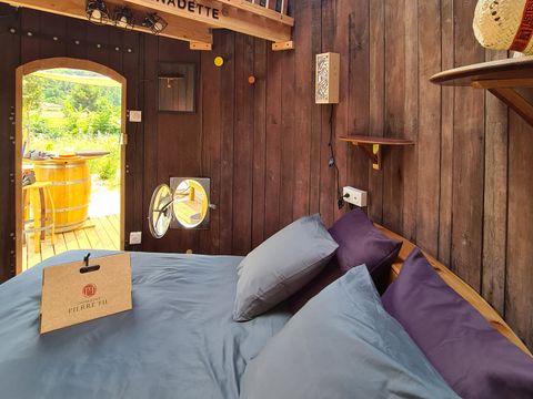 HÉBERGEMENT INSOLITE 4 personnes - Foudreaterre 1 chambre (Petit déjeuner, lit/ménage fait, panier apéro) + SPA 2/4 pers