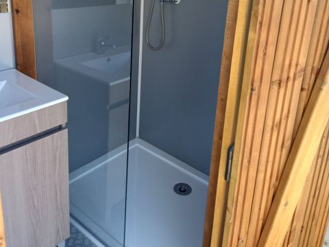 HÉBERGEMENT INSOLITE 4 personnes - Foudreaterre 1 chambre (Petit déjeuner, lit/ménage fait, panier apéro) + SPA 2/4 pers