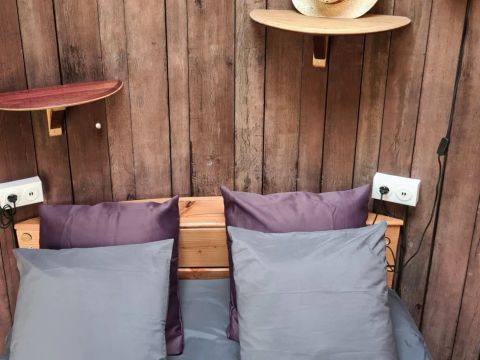 HÉBERGEMENT INSOLITE 4 personnes - Foudreaterre 1 chambre (Petit déjeuner, lit/ménage fait, panier apéro) + SPA 2/4 pers