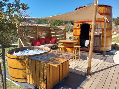 HÉBERGEMENT INSOLITE 4 personnes - Foudreaterre 1 chambre (Petit déjeuner, lit/ménage fait, panier apéro) + SPA 2/4 pers