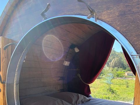 HÉBERGEMENT INSOLITE 2 personnes - Foudrenlair 1 chambre (Petit déjeuner, lit/ménage fait, panier apéro) + SPA 2 pers