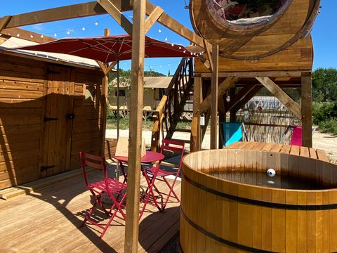 HÉBERGEMENT INSOLITE 2 personnes - Foudrenlair 1 chambre (Petit déjeuner, lit/ménage fait, panier apéro) + SPA 2 pers