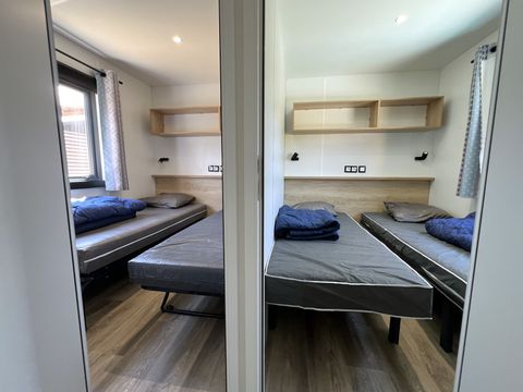 Mobilhome 6 personnes - Mobil-home Premium 38 m² 3 chambres + terrasse 21m² + TV + LV + clim + plancha + 2 SDB 6 pers