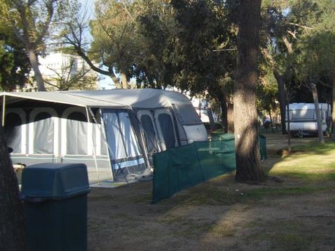 Emplacement - Standard: voiture + tente