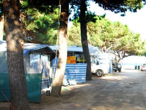Emplacement - Standard: voiture + tente