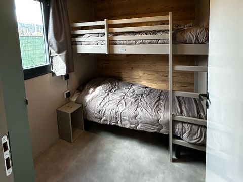 CHALET 4 personnes - Chalet PMR Premium 35m² - 2 chambres  (CLIM + TV + Plancha) ***NOUVEAUTE 2025 !!!