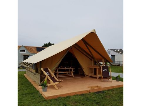 TENTE TOILE ET BOIS 5 personnes - Crusoé avec Sanitaires. Arrivée 16h Départ 10h. Max