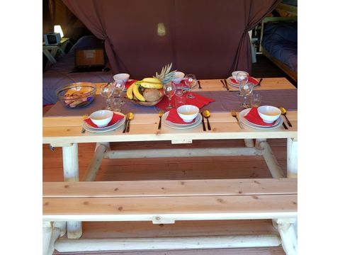 TENTE TOILE ET BOIS 5 personnes - Crusoé avec Sanitaires. Arrivée 16h Départ 10h. Max