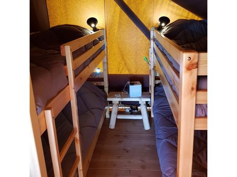 TENTE TOILE ET BOIS 5 personnes - Crusoé avec Sanitaires. Arrivée 16h Départ 10h. Max