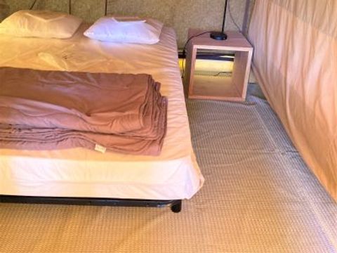 Tente en toile et en bois 5 personnes - Tente Pilotis 2 chambres. Arrivée 16h Départ 10h. Max