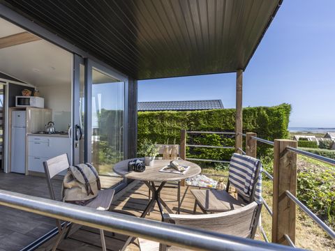 BUNGALOW 4 personnes - Cabane 2 chambres  Vue Mer (avec sanitaires privatifs sur l'emplacement)