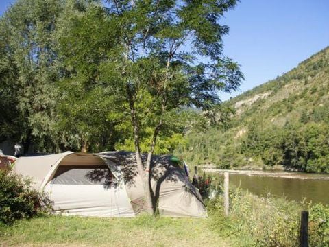 Emplacement - Forfait Bord de rivière (emplacement + tente, caravane ou camping-car / 1 voiture + électricité 10A)