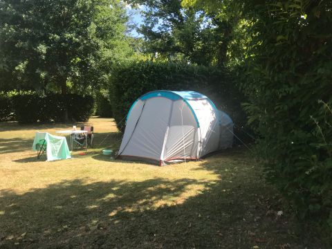 Emplacement - Forfait Pré-équipé (1 emplacement / 1 espace repas / 1 voiture / électricité 10A)