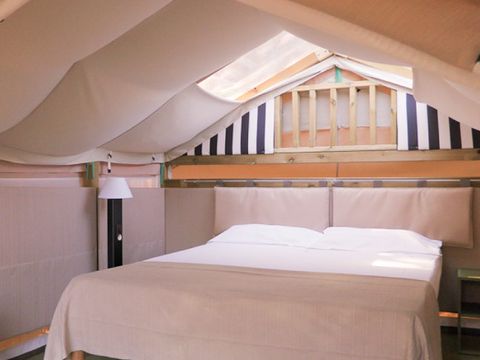 TENTE TOILE ET BOIS 2 personnes - MINI LODGE TENT (sans sanitaire) équipée d'un petit réfrigérateur