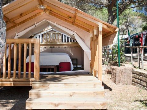 TENTE TOILE ET BOIS 2 personnes - MINI LODGE TENT (sans sanitaire) équipée d'un petit réfrigérateur