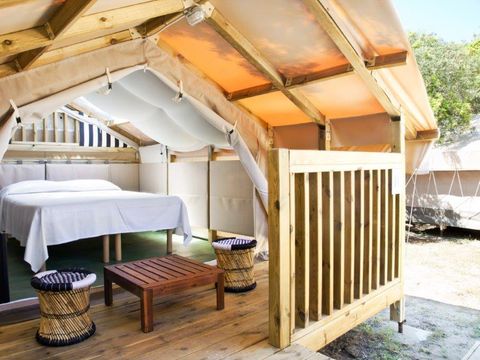 TENTE TOILE ET BOIS 2 personnes - MINI LODGE TENT (sans sanitaire) équipée d'un petit réfrigérateur