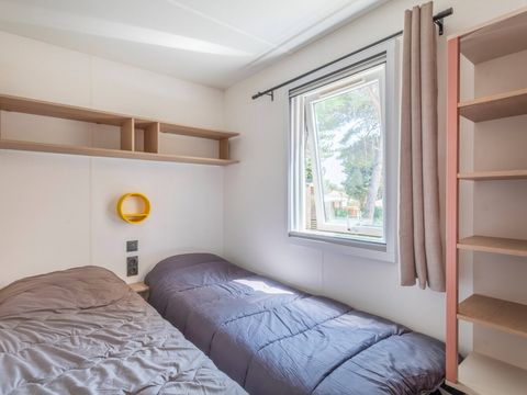 MOBILHOME 6 personnes - Mobil-home Homair Vacances au camping Domaine de Miremer | Comfort | 3 Ch. | 6 Pers. | Terrasse surélevée | Clim.