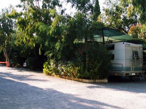 Emplacement - Emplacement : voiture + tente/caravane ou camping-car + électricité + eau