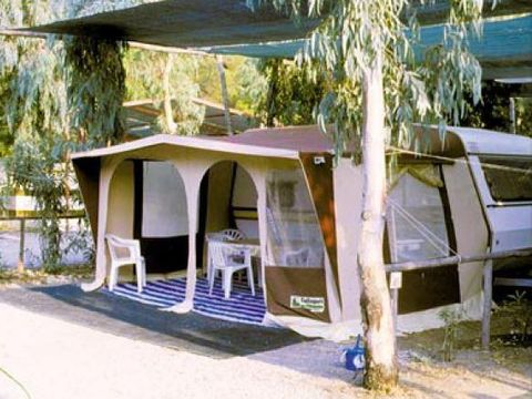 Emplacement - Emplacement : voiture + tente/caravane ou camping-car + électricité + eau