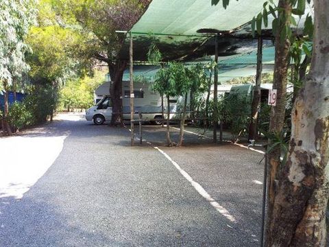 Emplacement - Emplacement : voiture + tente/caravane ou camping-car + électricité + eau