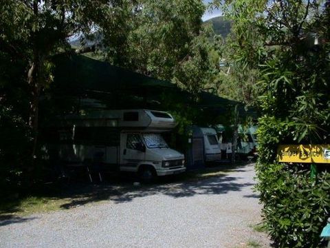 Emplacement - Emplacement : voiture + tente/caravane ou camping-car + électricité + eau