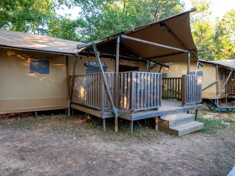 Tente en toile et en bois 6 personnes - Tente Lodge CRO MAGNON 53m² avec sanitaires 6 pers
