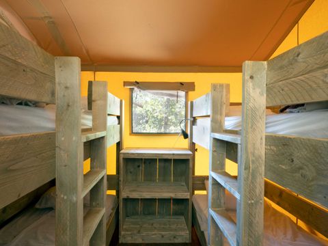 Tente en toile et en bois 6 personnes - Tente Lodge CRO MAGNON 53m² avec sanitaires 6 pers