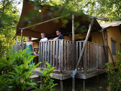 Tente en toile et en bois 6 personnes - Tente Lodge CRO MAGNON 53m² avec sanitaires 6 pers