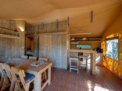 Tente en toile et en bois 6 personnes - Tente Lodge CRO MAGNON 53m² avec sanitaires 6 pers