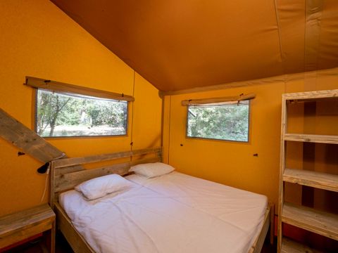 Tente en toile et en bois 6 personnes - Tente Lodge CRO MAGNON 53m² avec sanitaires 6 pers