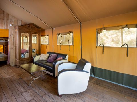 Tente en toile et en bois 6 personnes - Tente Lodge LASCAUX 55m² avec sanitaires 6 pers
