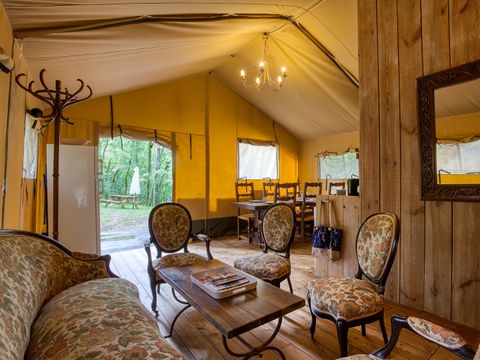 Tente en toile et en bois 6 personnes - Tente Lodge LASCAUX 55m² avec sanitaires 6 pers