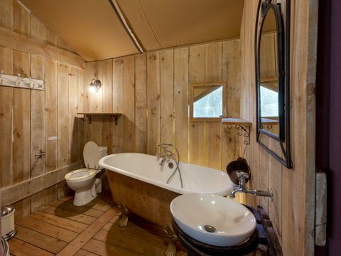 Tente en toile et en bois 6 personnes - Tente Lodge LASCAUX 55m² avec sanitaires 6 pers