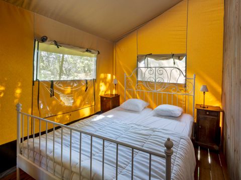 Tente en toile et en bois 6 personnes - Tente Lodge LASCAUX 55m² avec sanitaires 6 pers