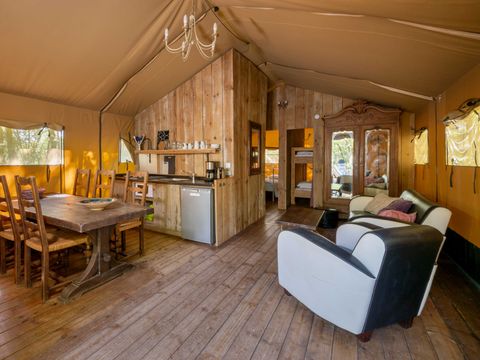 Tente en toile et en bois 6 personnes - Tente Lodge LASCAUX 55m² avec sanitaires 6 pers