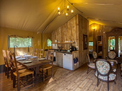 Tente en toile et en bois 6 personnes - Tente Lodge LASCAUX 55m² avec sanitaires 6 pers
