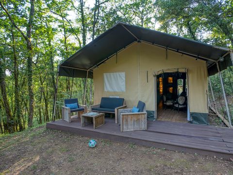 Tente en toile et en bois 6 personnes - Tente Lodge LASCAUX 55m² avec sanitaires 6 pers