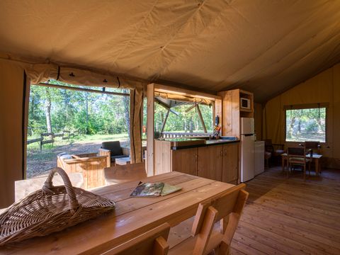 TENTE 6 personnes - Tente Lodge NEANDERTAL 55m² avec sanitaires 6 pers