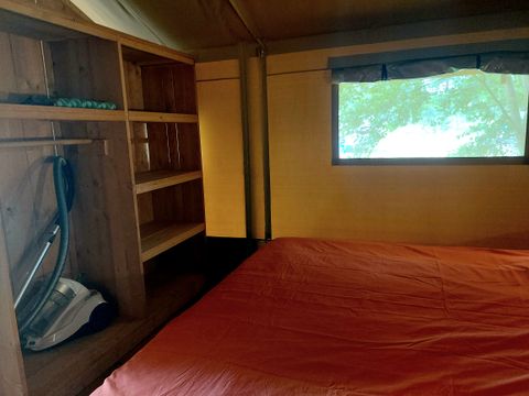 TENTE TOILE ET BOIS 6 personnes - y compris les installations sanitaires