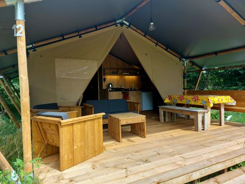 TENTE TOILE ET BOIS 6 personnes - y compris les installations sanitaires