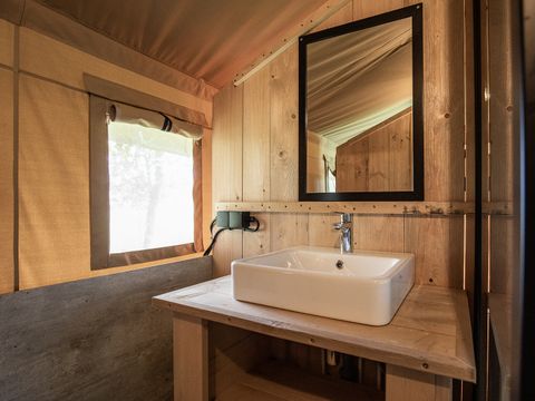 TENTE TOILE ET BOIS 6 personnes - y compris les installations sanitaires