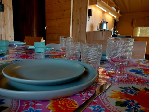TENTE TOILE ET BOIS 6 personnes - y compris les installations sanitaires