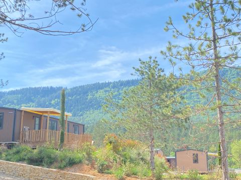 Mobilhome 6 personnes - Cottage 40m² Confort - 3 chambres - Terrasse semi-couverte - TV - 2 salles de bain - Vue Lac