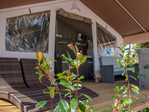 Tente en toile et en bois 5 personnes - Luxury safari tent sanitaire