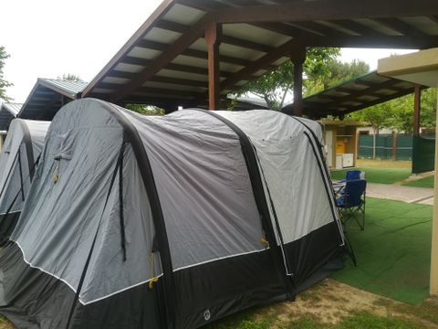 TENTE 3 personnes - Emplacement Helios avec tente déjà montée (3,30x3,60 m)