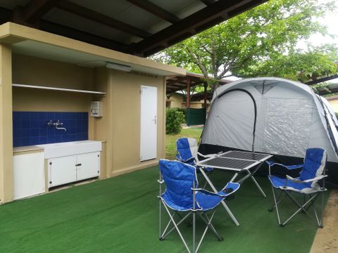 TENTE 3 personnes - Emplacement Helios avec tente déjà montée (3,30x3,60 m)