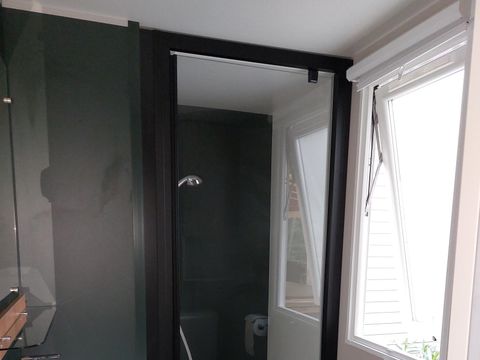 MOBILHOME 4 personnes - 004 (2 chambres, 2 salle d'eau) - Clim, TV, Lave-vaisselle, Lave-linge - Terrasse